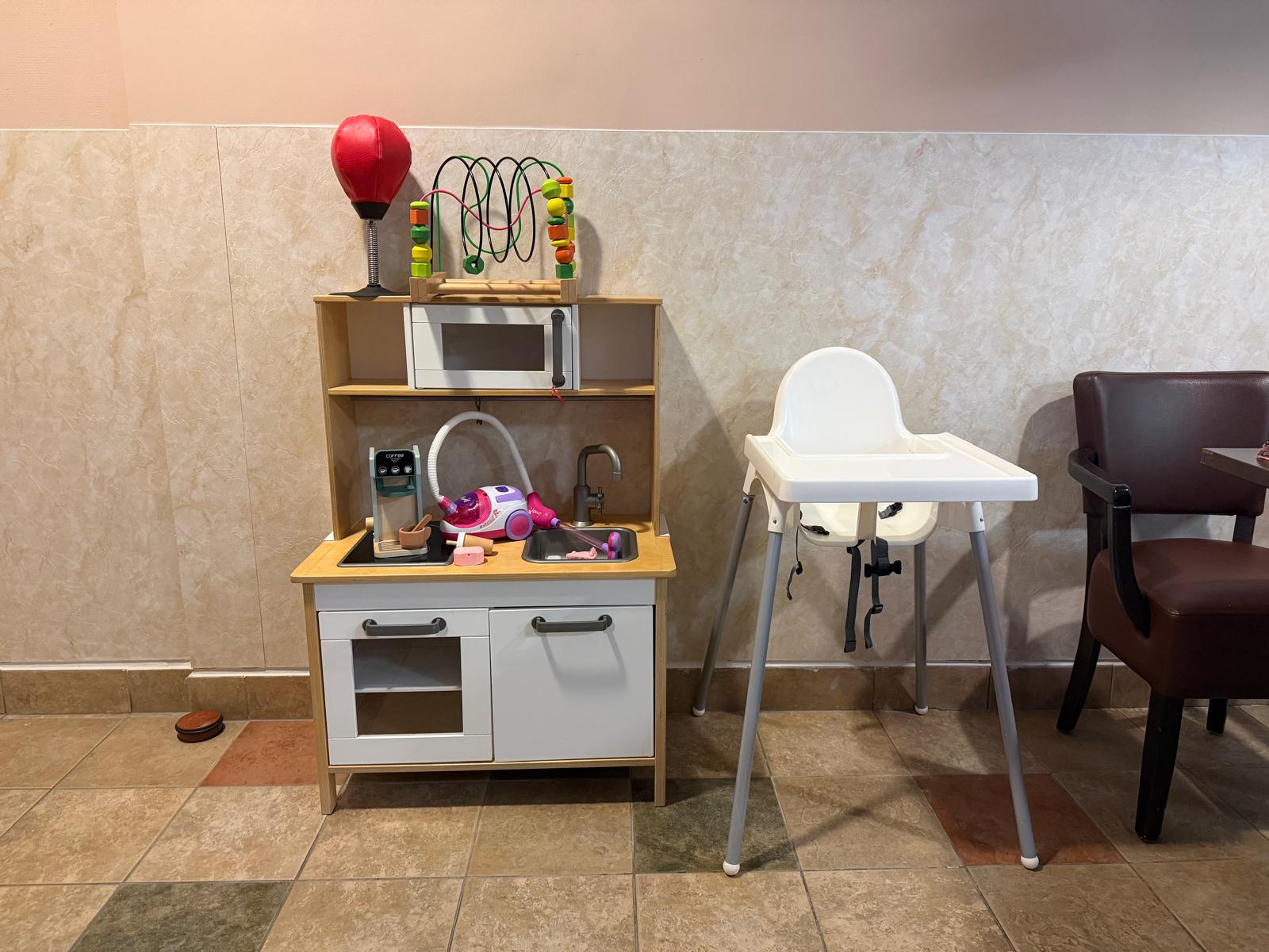 Kinderstoel en speelhoek bij KEYFO
